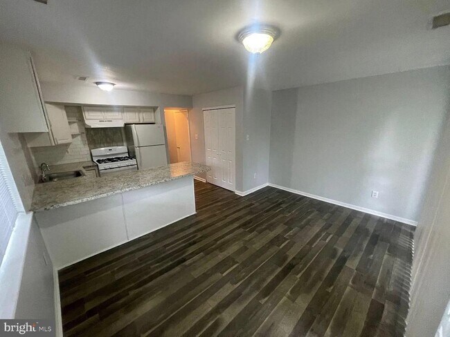 Building Photo - 400 Barclay Walk