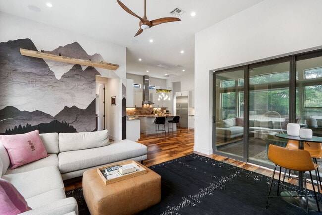 Building Photo - Modern Oasis in Bouldin Creek