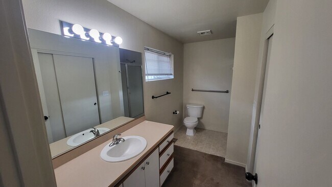 Building Photo - 562 NE Negus Loop