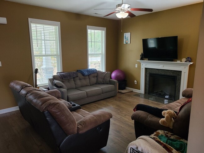 Building Photo - 4 Bed, 2.5 Bath located in The Village in Folkstone Community - Holly Ridge