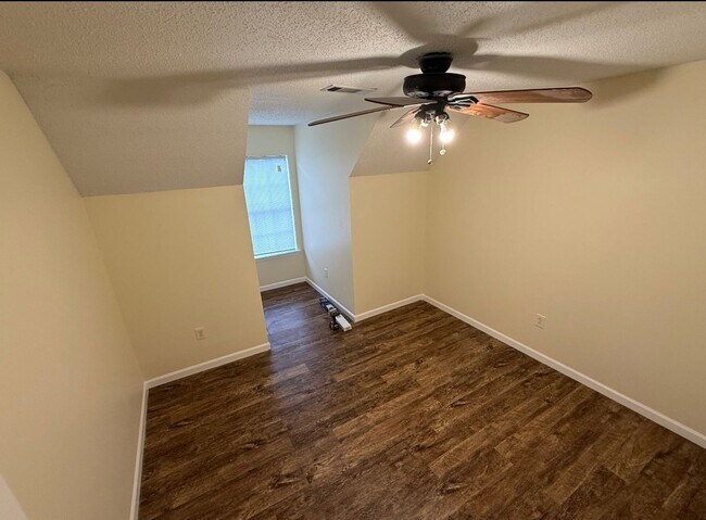 Building Photo - Beautifully updated 3-bedroom, 2.5-bathroom home
