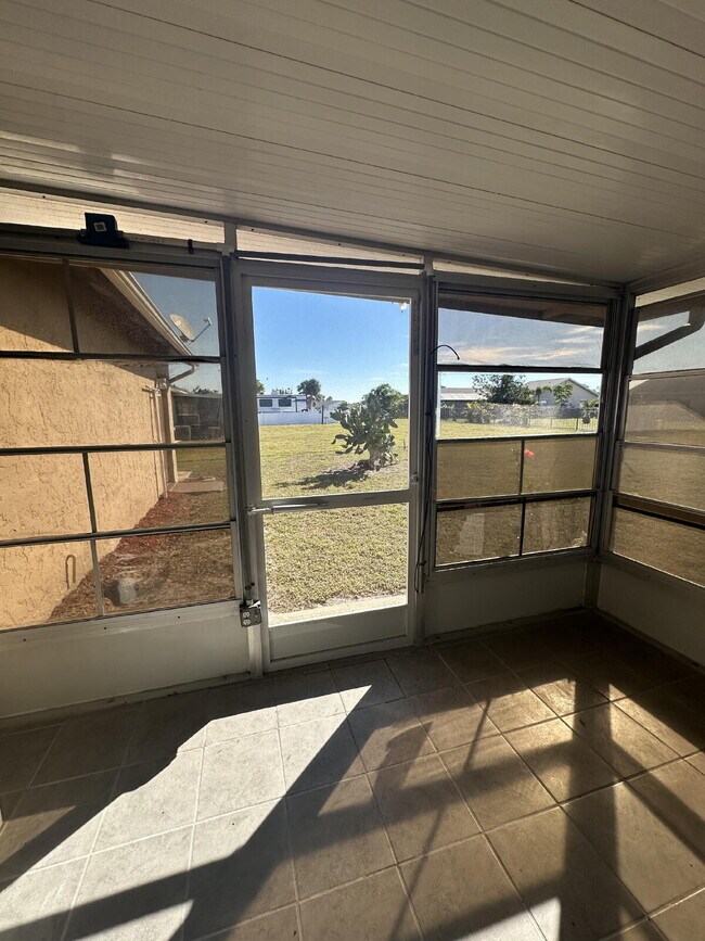 Building Photo - Charming 2-Bed, 2-Bath Retreat in Port Charlotte!