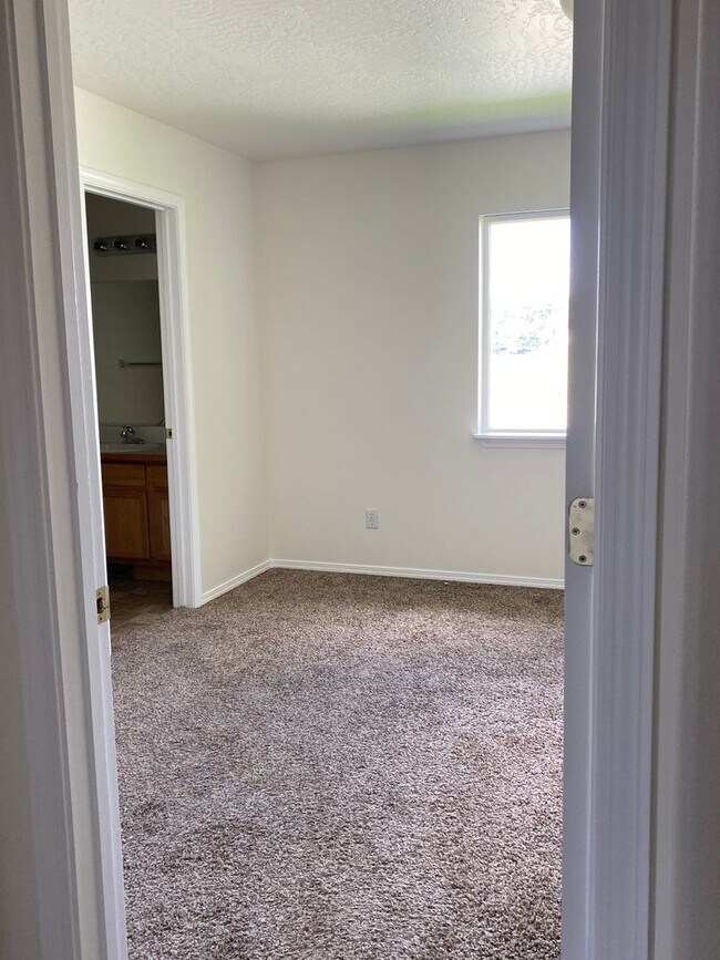 Building Photo - Hidden Gardens Townhome
