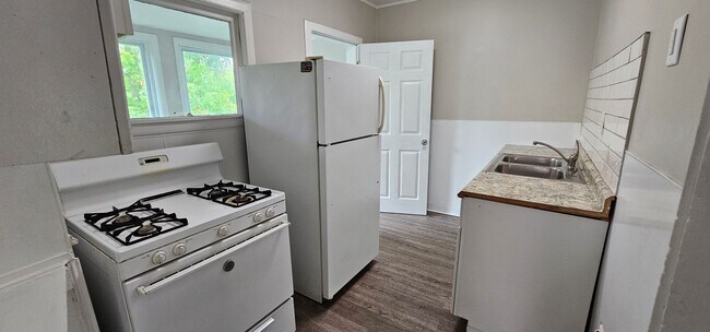 Building Photo - 10325-10325 Bernard Ave