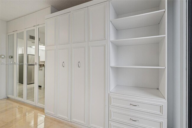 Building Photo - 540 Brickell Key Dr