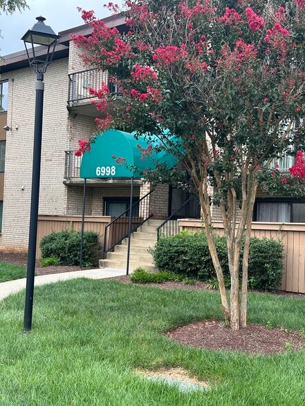 Building Photo - 6998 Hanover Pky