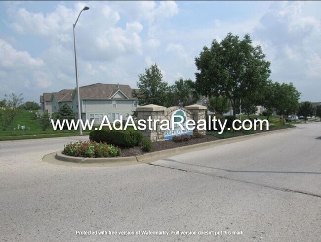 Building Photo - Gorgeous Like New KCMO Townhome-Available ...