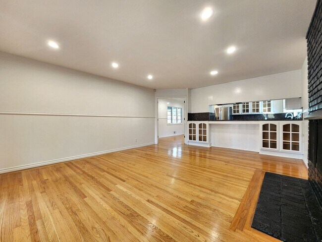Building Photo - Charming Single Family Home Located in Sou...
