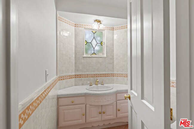 Building Photo - 710 Alta Dr