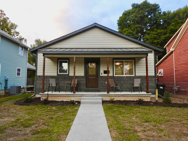 Primary Photo - 918 E Bloomington St