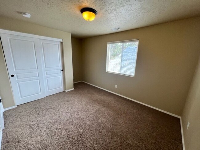 Building Photo - Three Bedroom in SW Bend Aspen Rim Neighborhood