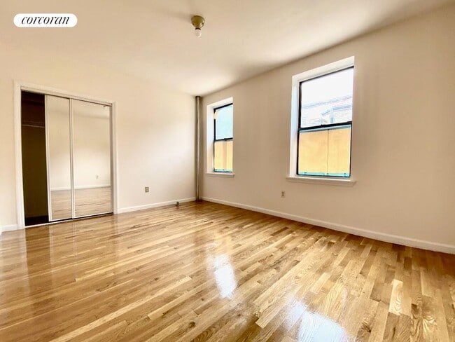 Building Photo - 585 Isham St