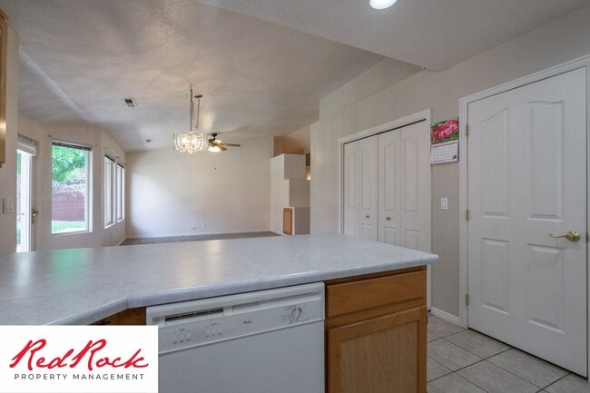 Building Photo - 3 Bed 2 Bath Home in Ivins with Views of Red Mountain