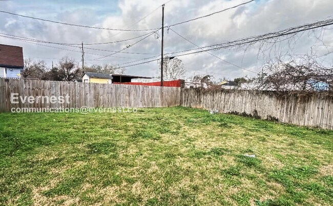 Building Photo - 2 Bed/1 Bath Condo with Fenced Yard / Pet-Friendly / Vouchers Accepted / Available Now!