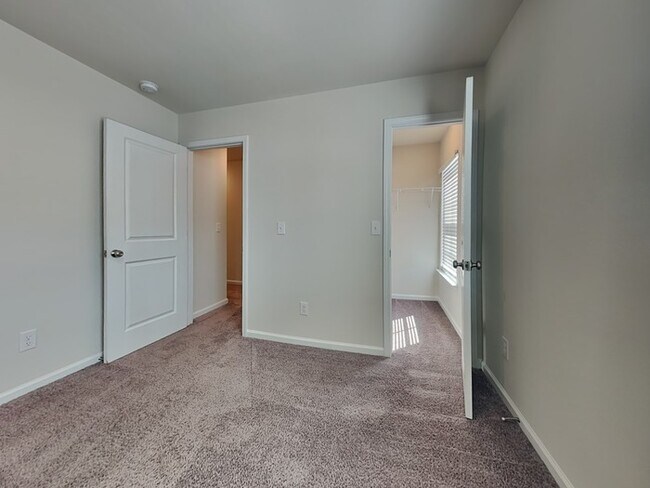 Building Photo - Coming Soon! Burnside Farms! Near USC, For...