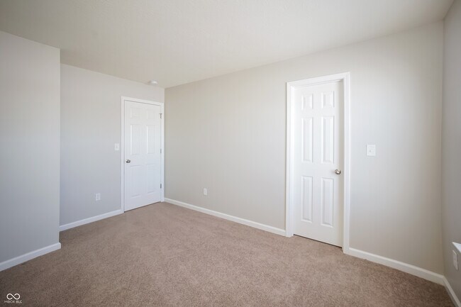 Building Photo - 890 Redwood Dr