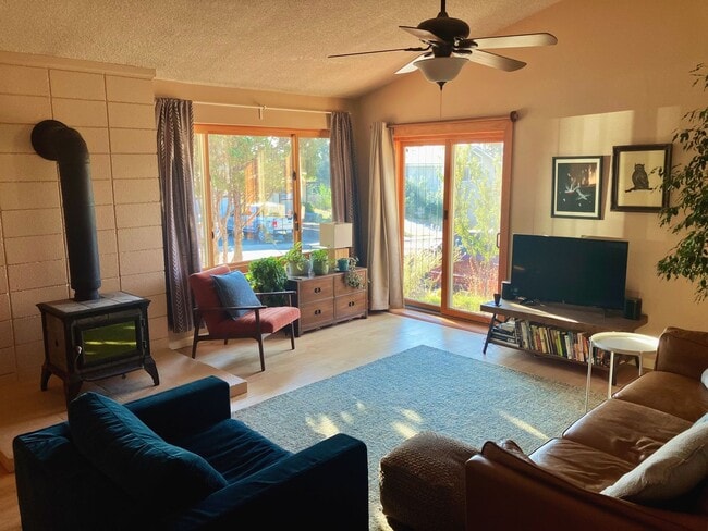 Building Photo - Stylish 3BR/2BA Single-Level Home — Lease Takeover