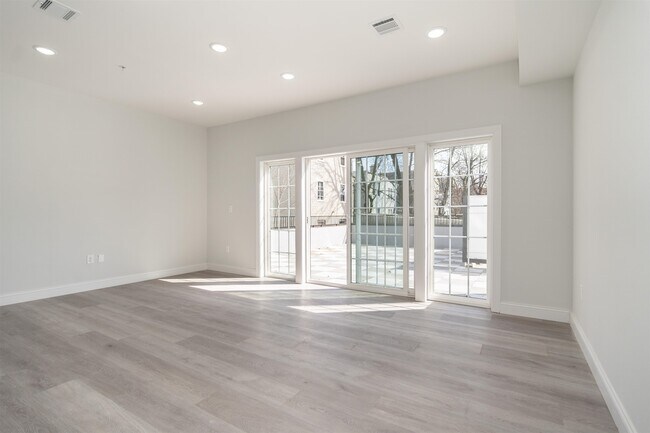 Building Photo - 144 Bergen Ave