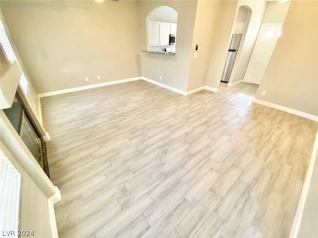 Building Photo - 1900 N Torrey Pines Dr