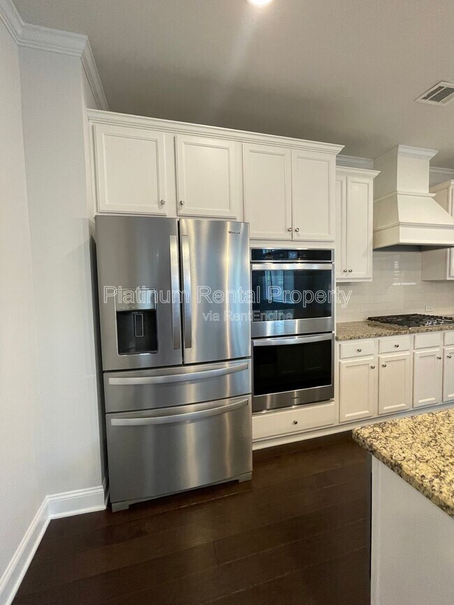 Building Photo - 1825 Dahlia Dr