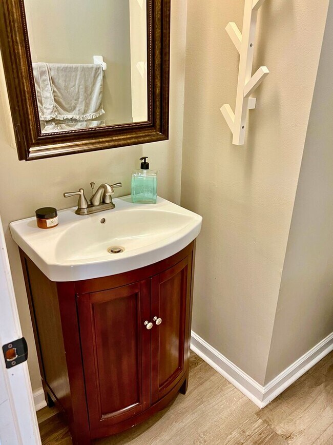 Building Photo - Charming 3-Bedroom Home with Modern Upgrad...