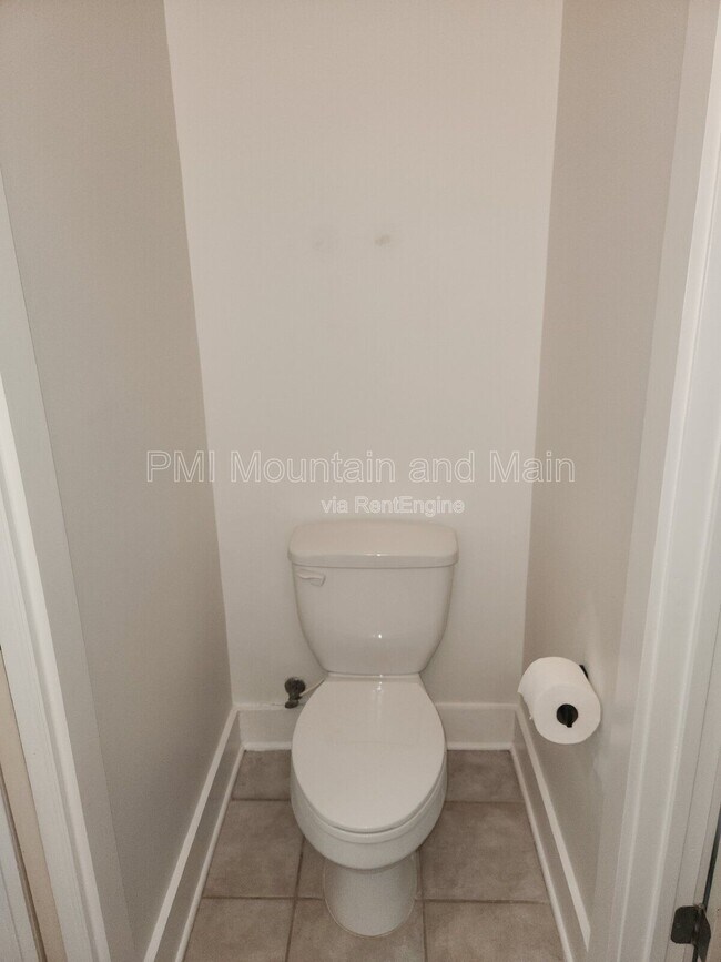 Building Photo - 9 Kenilworth Knolls