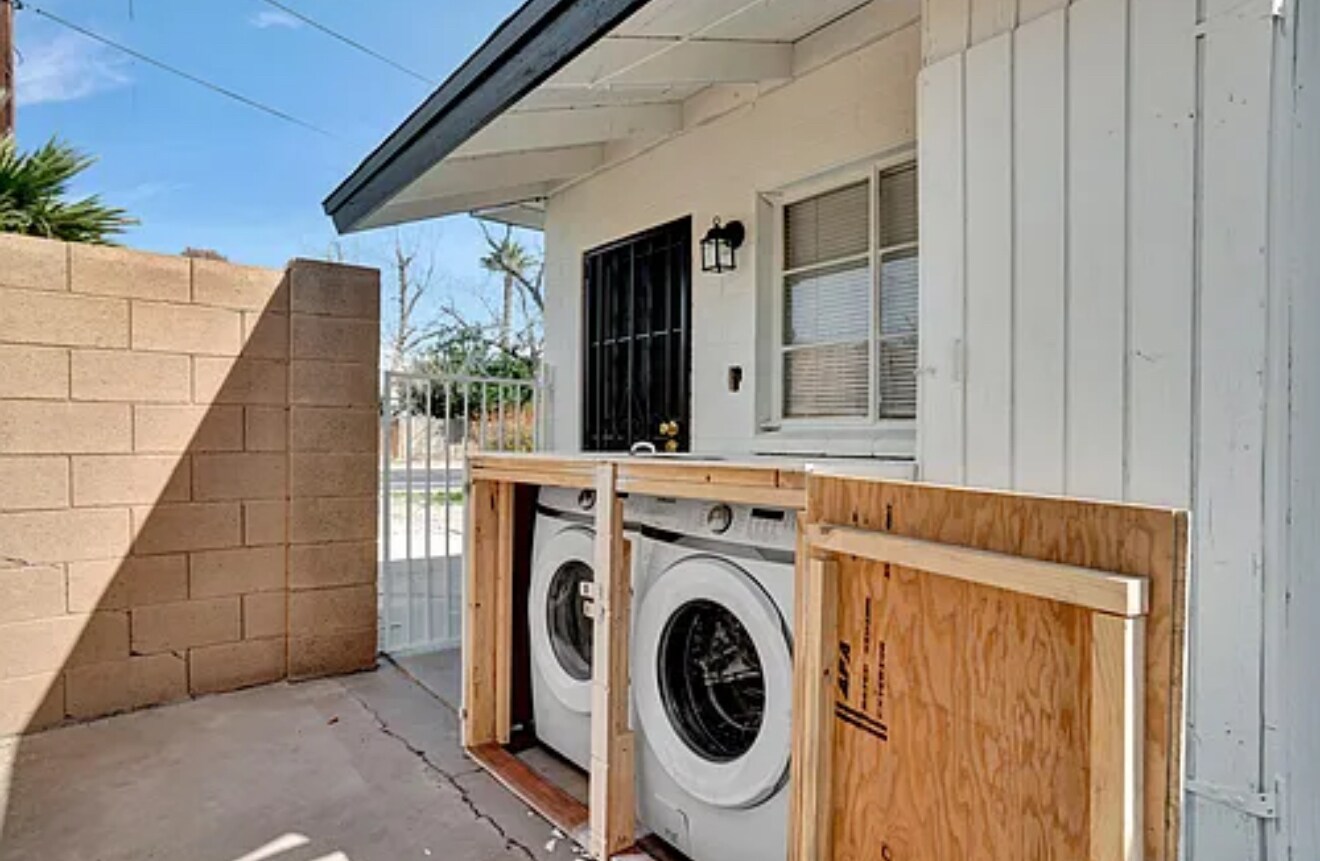 Building Photo - 2715 E Oak St