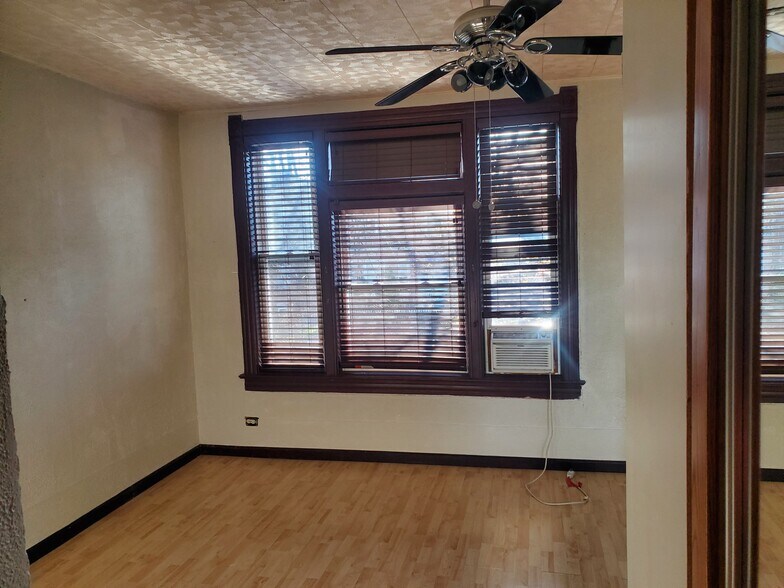Building Photo - 1453 N Springfield Ave