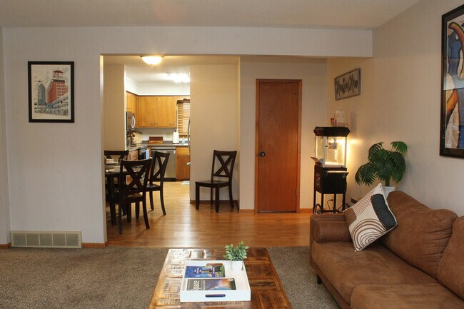 Building Photo - 202 NW Sharmin Dr