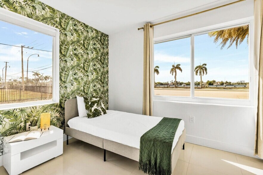 Building Photo - 809 S Ocean Dr