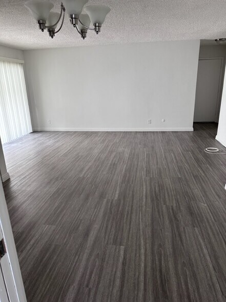 living room - 440 Hayworth N Ave