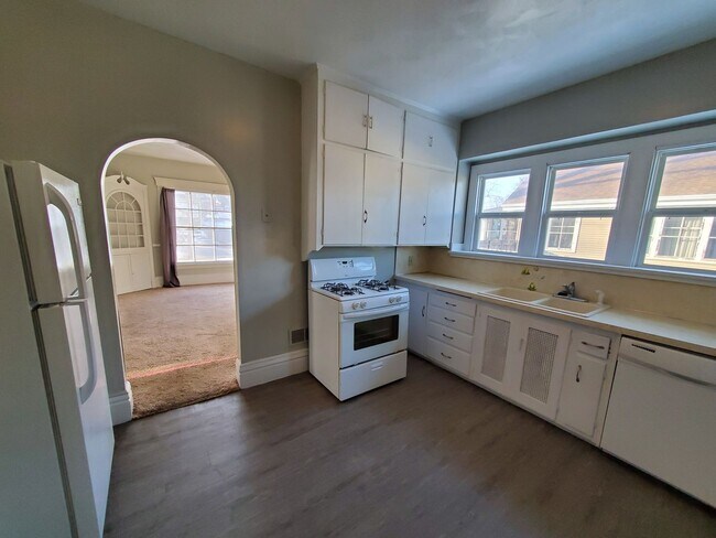 Building Photo - 4 Bedroom House for June 1st