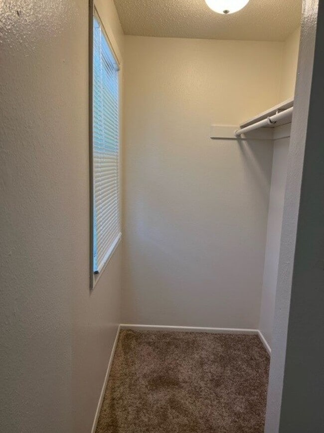 Building Photo - FREE RENT! 2x1 Townhome on Miller St S
