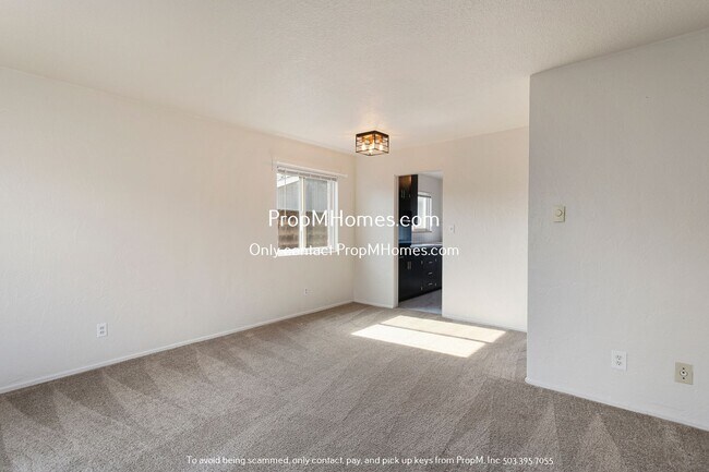 Building Photo - Move-In Special! Sleek 2BR in NE Portland ...