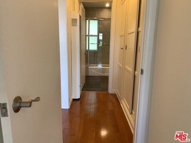 Building Photo - 1219 N Crescent Heights Blvd