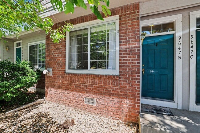 Building Photo - Bright Littleton Townhome with Vaulted Ceilings & Fireplace