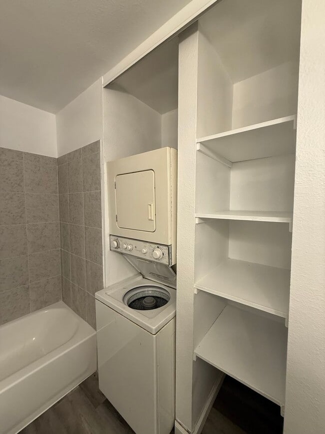 Building Photo - Beautifully Newly Refurbished Condo, 2 Bed...