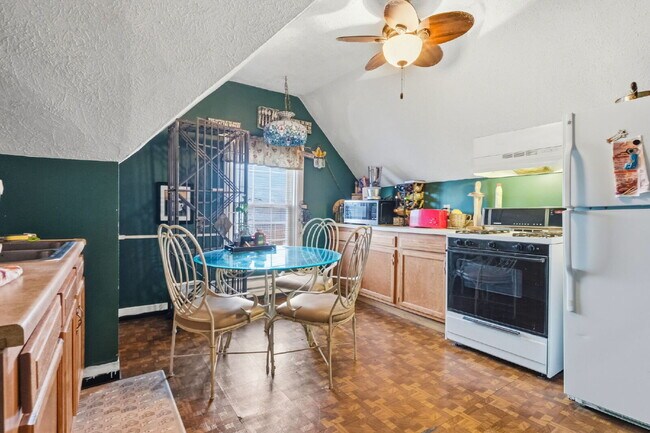 Building Photo - Bright Two Bedroom Apartment with Gas, Water, Sewage and Trash included!