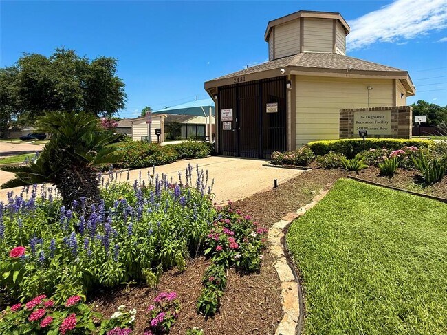Building Photo - 2131 Highland Hills Dr