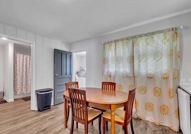 Building Photo - 4 bedroom 2 Bath - Available Now