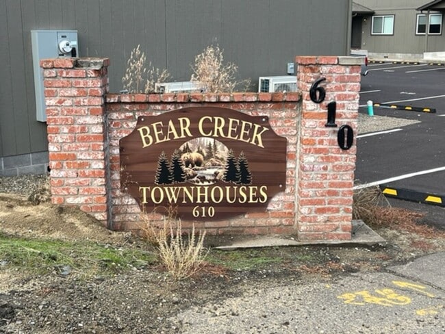 Building Photo - 2 BEDROOM/ 2 LEVELS TOWNHOME (Down the hill in front of Taco Bell in Phoenix Oregon)