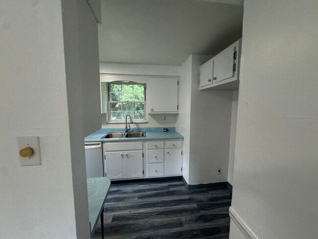 Building Photo - Available NOW! 4 Bed 2 Full Bath House