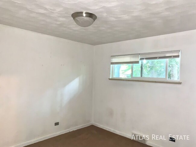 Building Photo - 2 bed, 1 bath upper unit of duplex coming ...