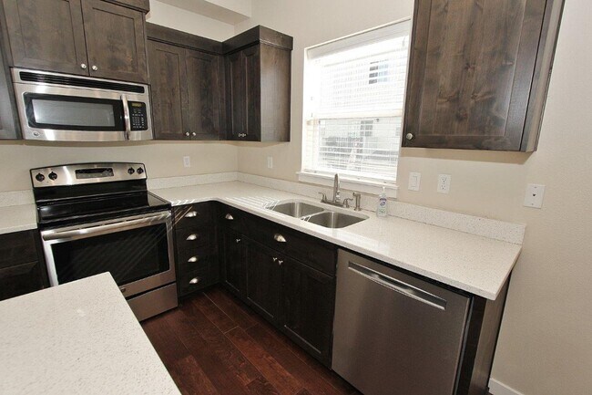 Building Photo - Immaculate Townhouse w/2 Car-Garage