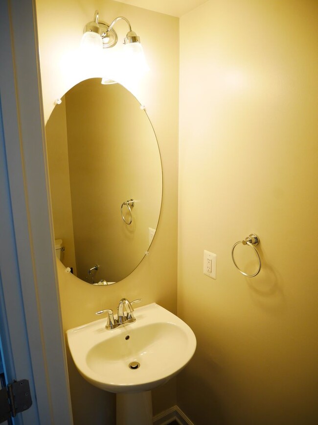 Building Photo - Stunning 3 Bedroom End Unit Townhome