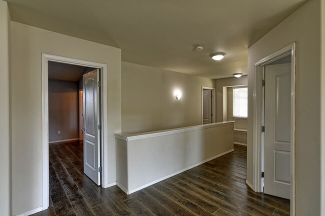 Building Photo - Spacious Craftsman Style Home - Pet Friendly!