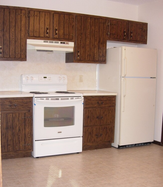 Kitchen range and fridge - 5535 Maryland Ave N