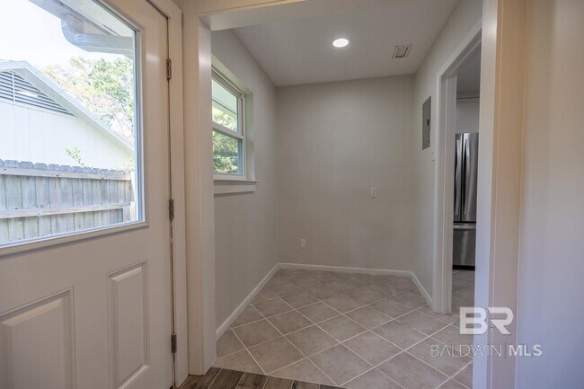 Building Photo - 558 Bellangee Ave