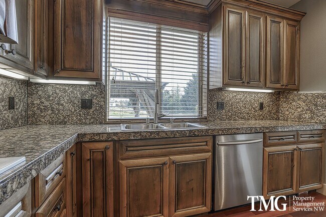 Building Photo - Large Pet Friendly 3 bed 2.5 bath home in ...