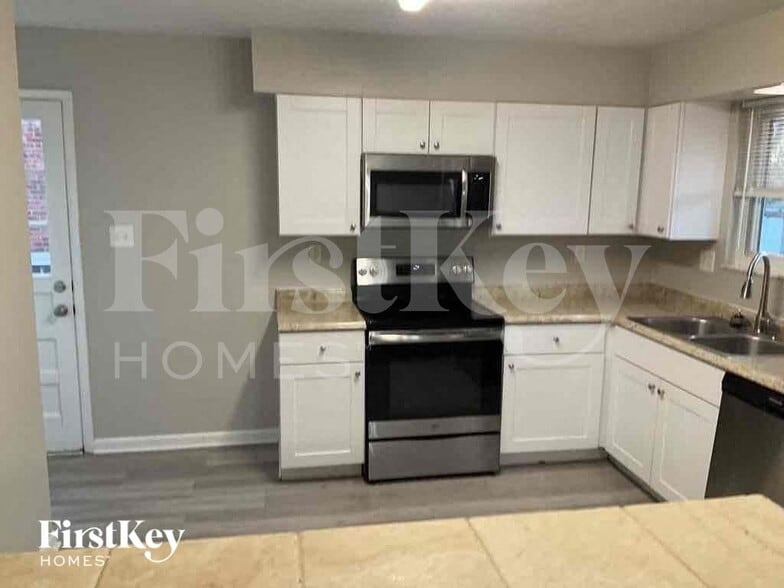 Building Photo - 1745 Pinebluff Ln